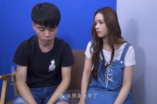 สามีเดินไปดูน้องสาวของเขาหลับแล้วก็แอบออกมา
