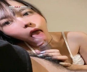 น้องสาวที่เต็มไปด้วยความปรารถนาบังคับให้พี่ชายของเธอมีร่างกายที่ร้อนแรง