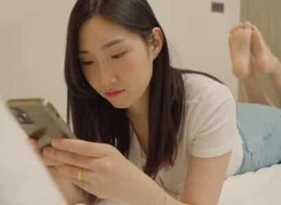 สาวเซ็กซี่ที่มีร่างกายร้อนทำให้เด็ก ๆ หลงใหลในรถไฟ