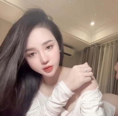 Uyen ร้องขอให้แฟนเมฆของเธออยู่ในห้องมืดเมื่อพ่อแม่ของเธอไม่อยู่