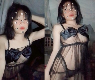 น้องสาวยาวที่สวยงามของถักเปียมีเสน่ห์ที่จะช่วยตัวเอง