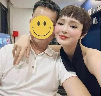 พี่สาวของฉันไปห้องน้ำเพื่อขอพี่ชายของฉัน