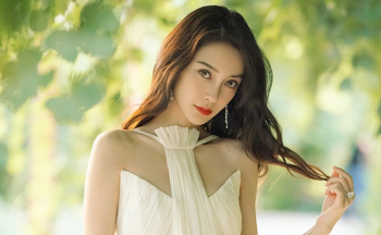ศิลปินที่บ้าคลั่งในช่วงกลางดึกถูกหมกมุ่นอยู่กับตุ๊กตาโฮมเมด